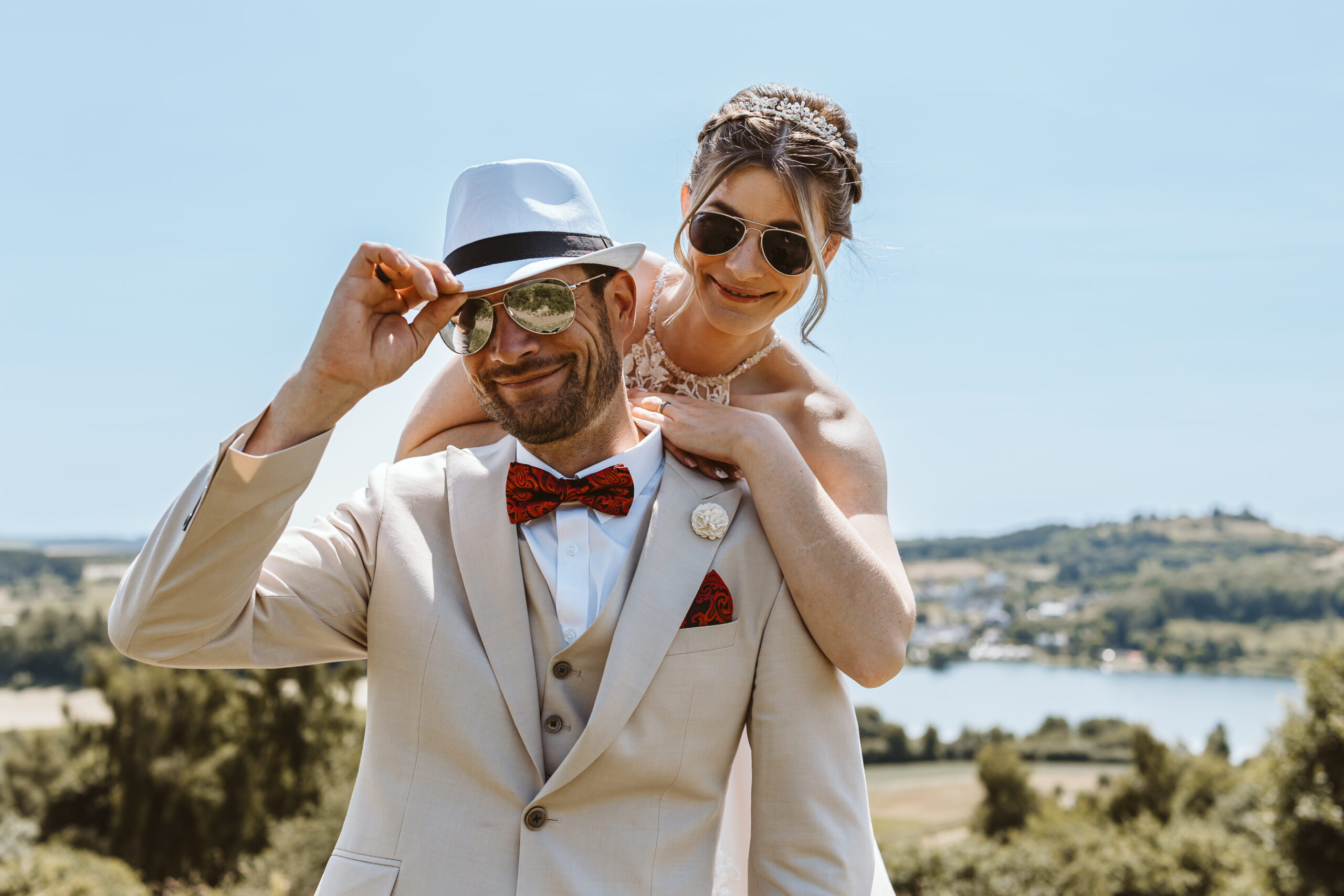 Hochzeit Schalkenmehren - Cooles Brautpaarshooting mit Sonnenbrille