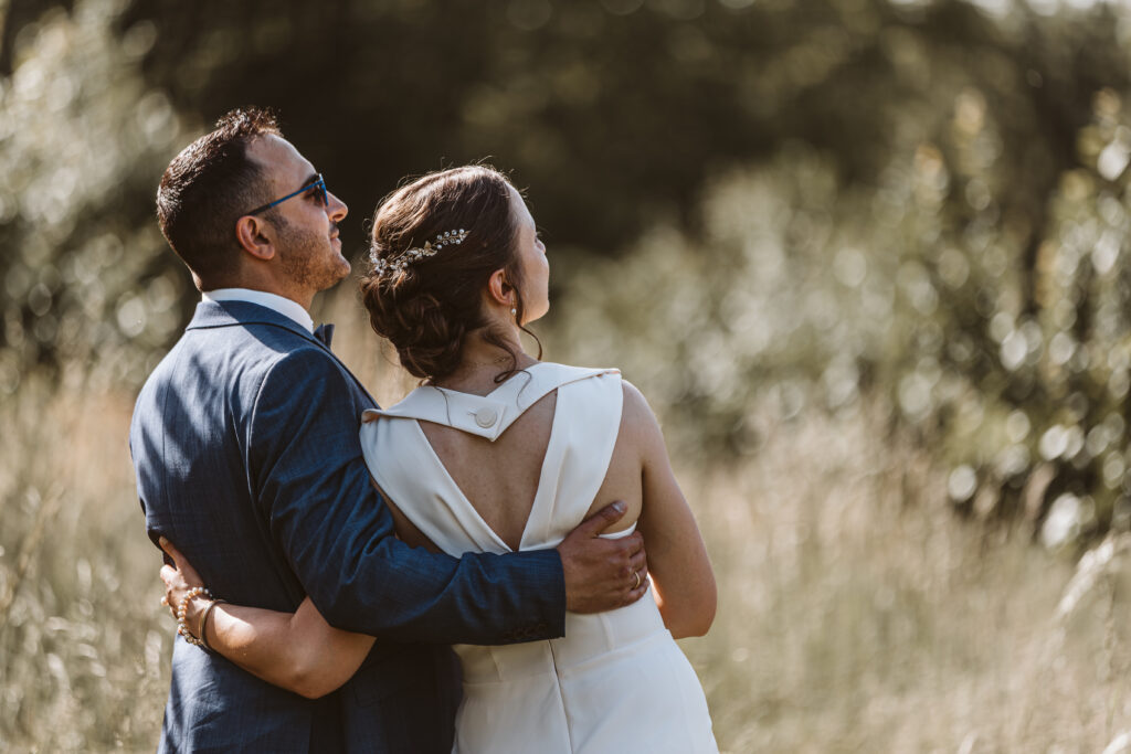 Hochzeit Mühlheim-Kärlich - Brautpaar umarmt sich im Sonnenuntergang