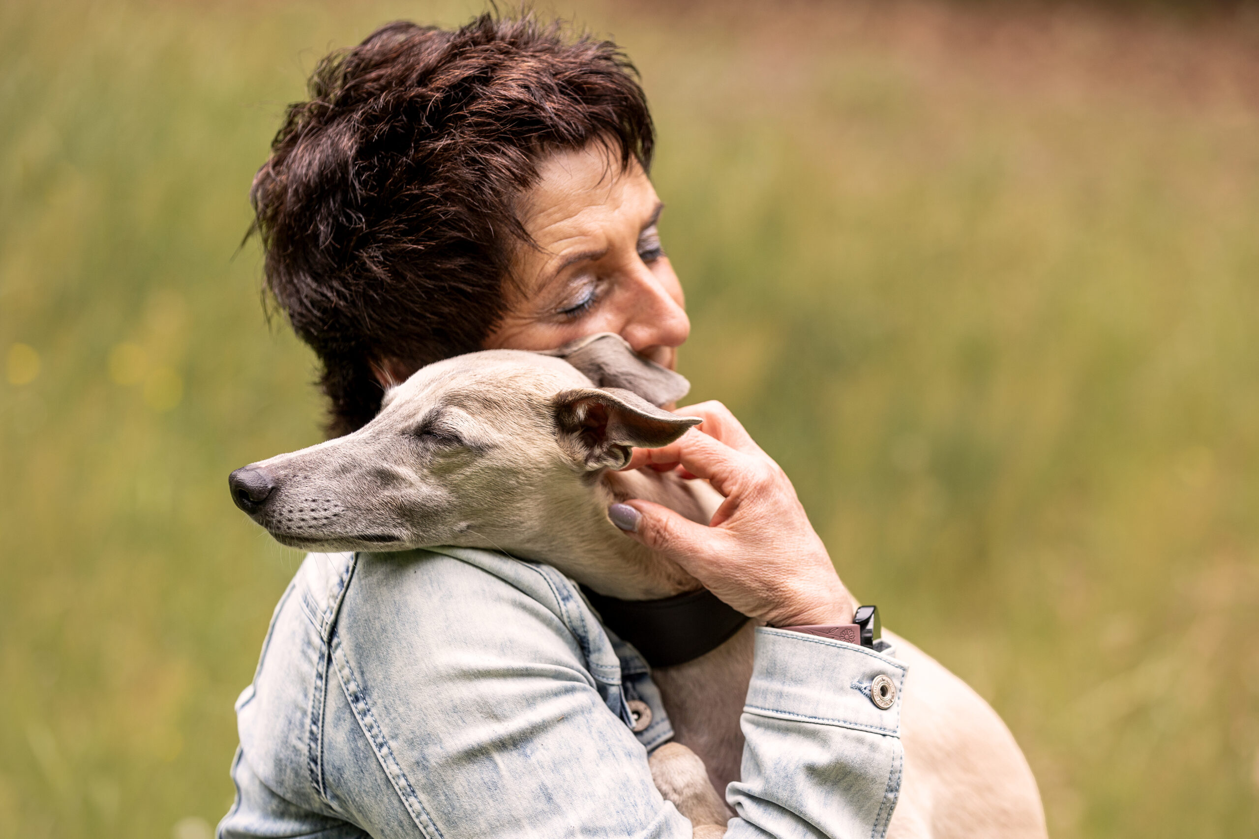 Hundeshooting Gerolstein - Windhund wird von Frauchen umarmt, beide haben die Augen geschlossen