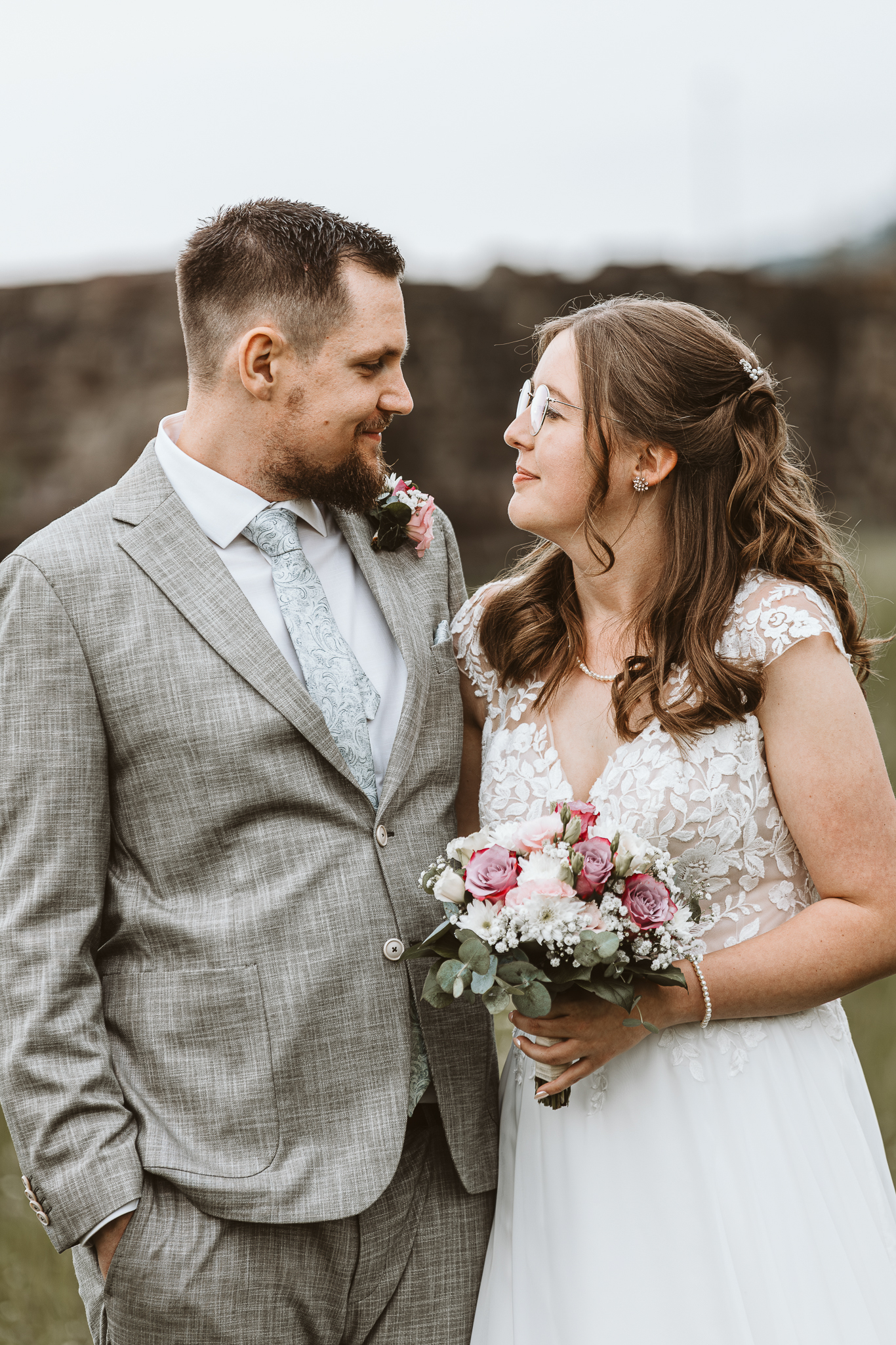 Hochzeit Burg Dasburg - Brautpaar schaut sich an
