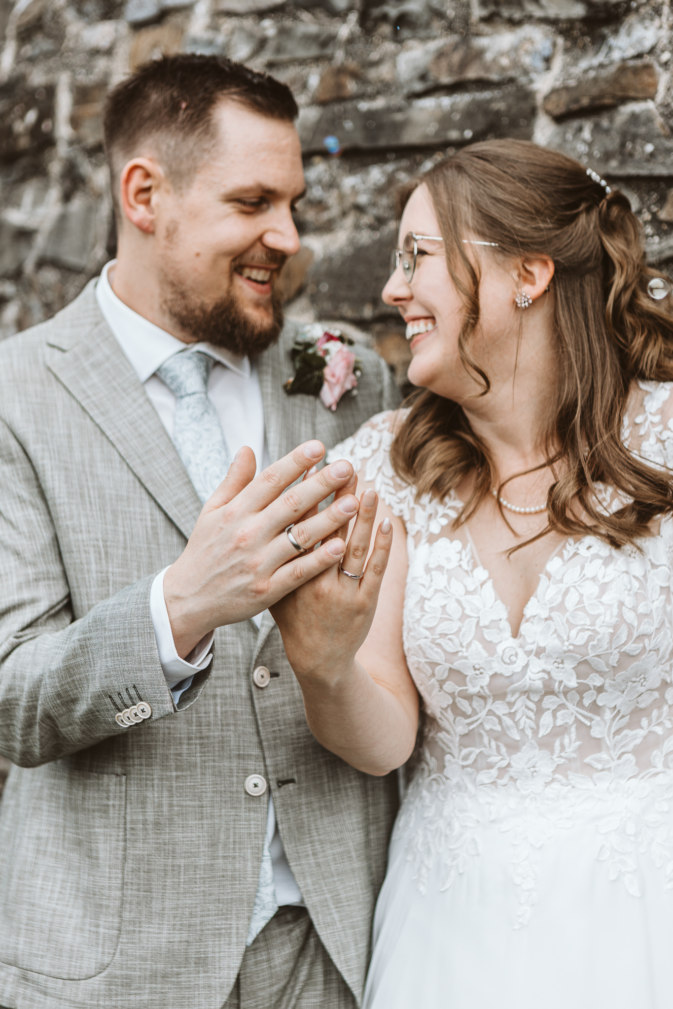 Hochzeit Burg Dasburg - Brautpaar mit Hochzeitsringen