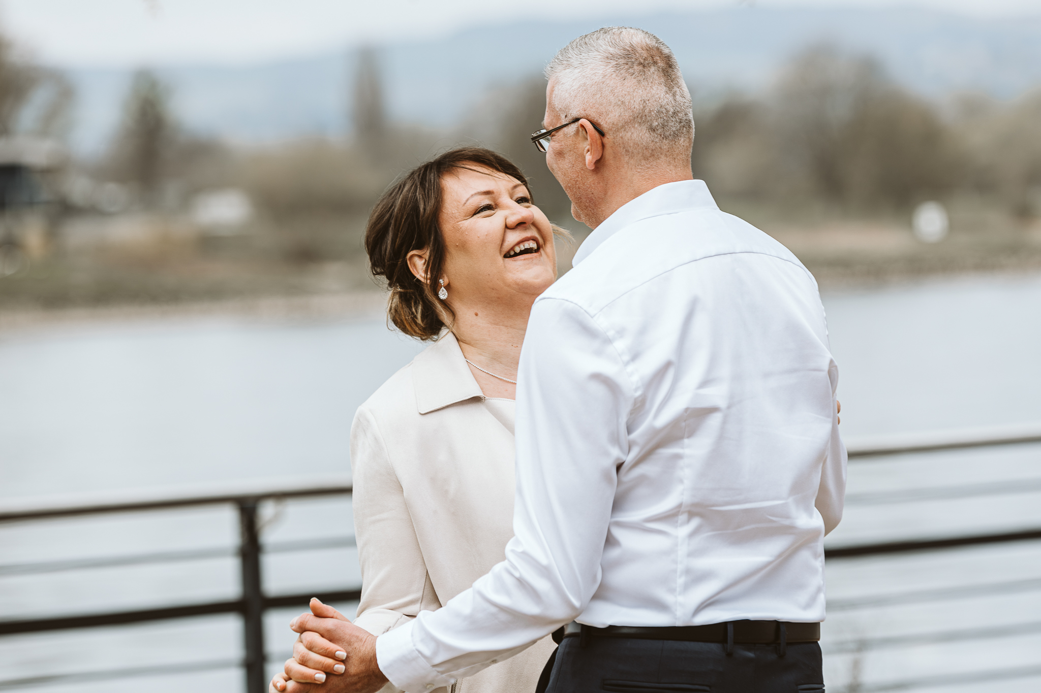Hochzeit Neuwied Brautpaar am Wasser